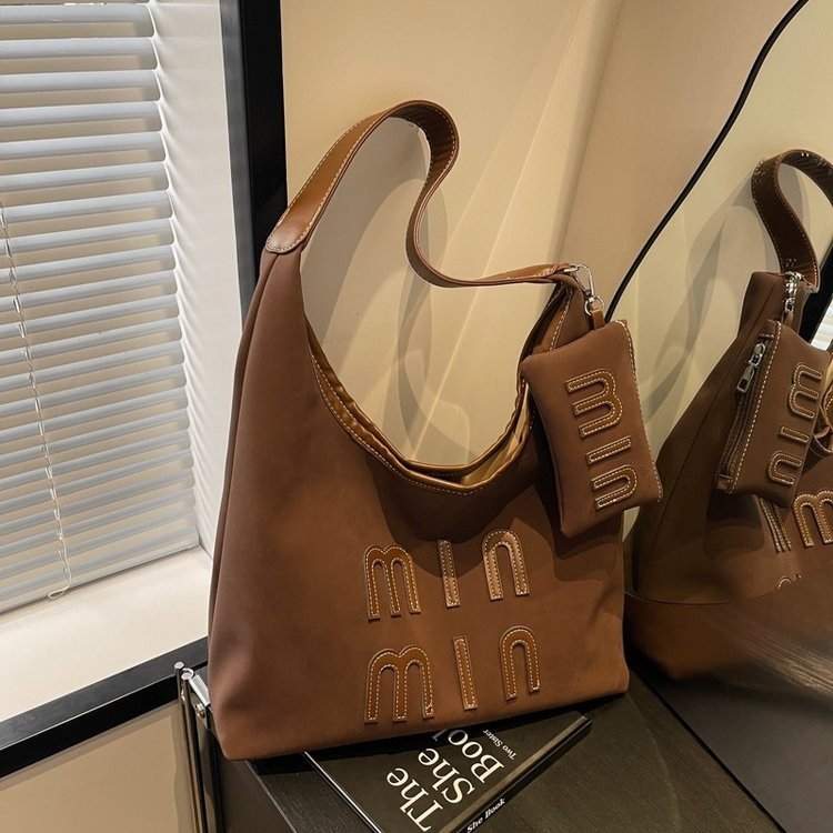 秋冬新款2025大容量通勤托特包字母高级感简约时尚百搭单肩包斜挎