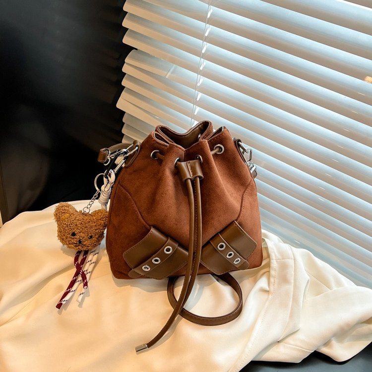 高级感秋冬款流行麂皮绒水桶包高级感通勤复古日常两用单肩斜挎包