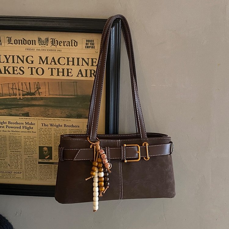 高级感2025秋冬季新款通用款女包包斜挎通勤单肩包均码锁扣带挂件