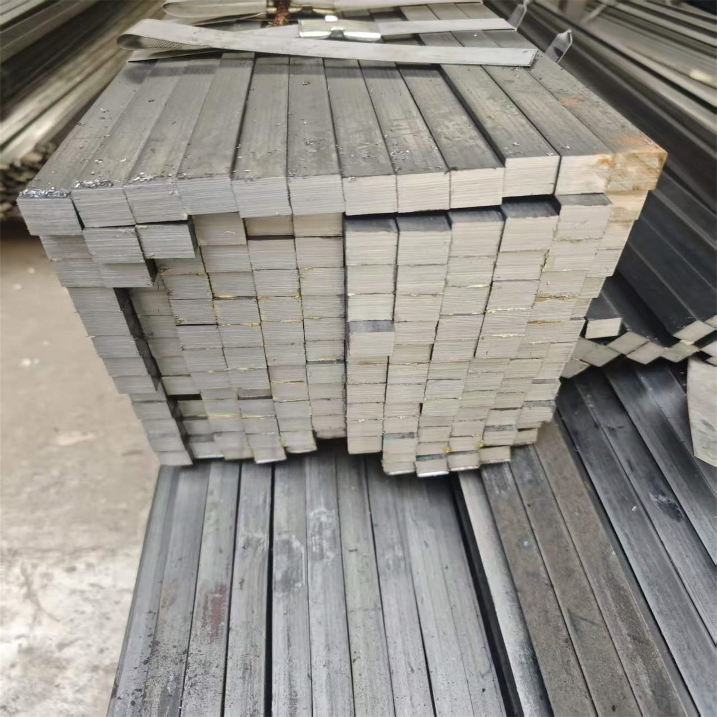 A3冷拉方钢45号扁钢切割q355方钢图片