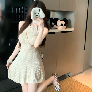 挂脖系带麻花收腰连衣裙女夏无袖漏肩显瘦伞摆A字裙子