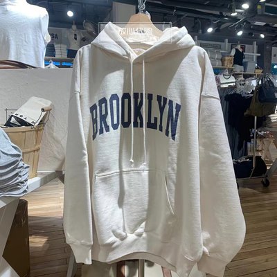 慵懒风BROOKLYN字母连帽卫衣女