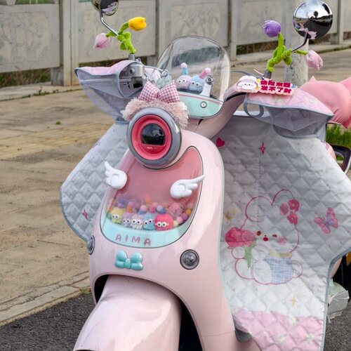 适用爱玛Lumi电动车可爱装饰达菲熊耳朵橱窗彩色毛绒球公仔摆件贴