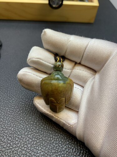天然和田玉东北籽料厂家直销析木河磨玉细皮料玉枭吊坠挂坠19克