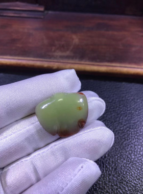 和田玉析木黄白老玉籽料河磨玉火燎皮仿古挂坠9克东北透闪石玉