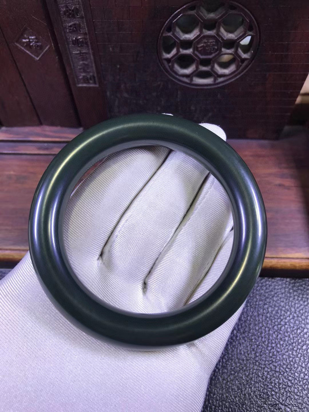 和田玉塔青王60口圆条手镯76克玉质细腻结构均匀析木河磨玉墨玉