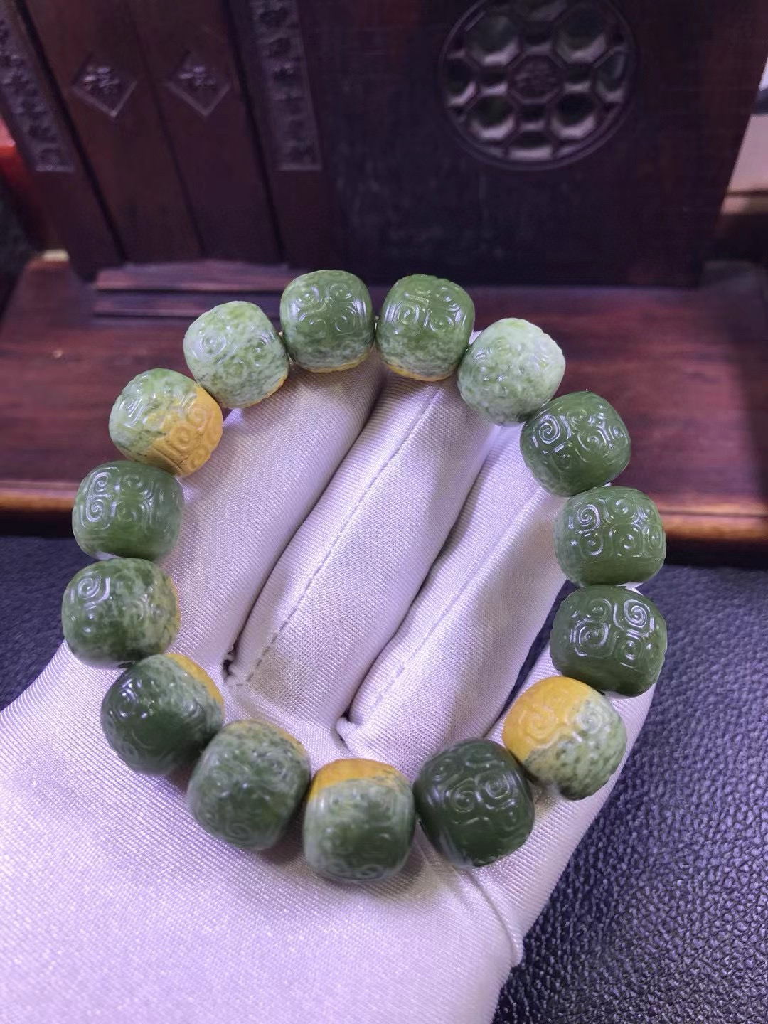 和田玉东北籽料透闪石玉析木绿河磨玉粒粒带皮仿古纹手串手链97克