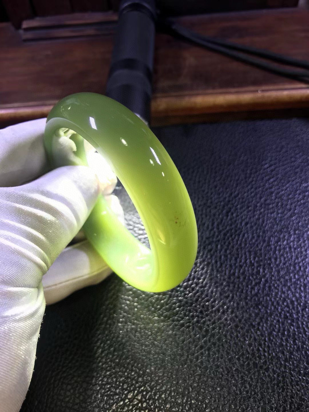 天然和田玉东北籽料析木绿河磨玉57口手镯73克玉净如水结构均匀