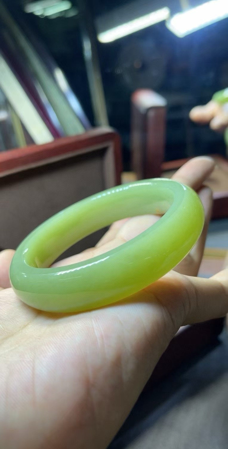 和田玉椴树林宽版析木河磨玉带皮化龙料手镯皮带的是老熟皮