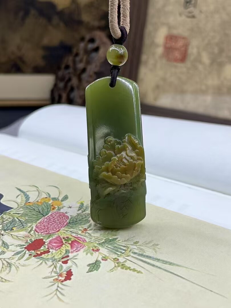 析木河磨国色天香牌子吊坠俏色巧雕琢出美丽的牡丹花寓意高贵典雅