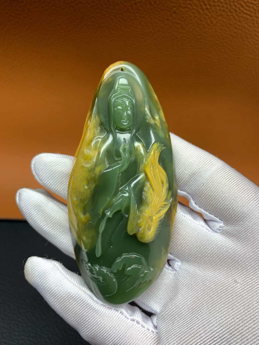 析木椴树林河磨玉籽料观音吊坠俏色巧雕原皮81克东西精致性价比高