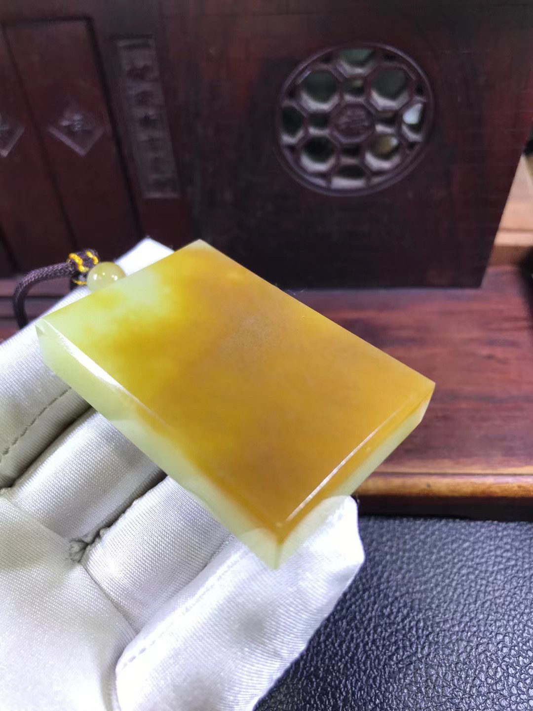 天然岫玉黄白老玉平安牌透闪石玉鸿运当头吊坠挂件鸡油黄料河磨玉