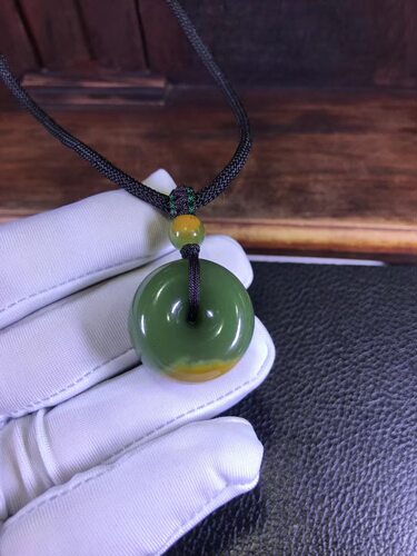 天然和田玉东北籽料析木绿河磨玉面包扣挂坠25克玉绿皮子超级好