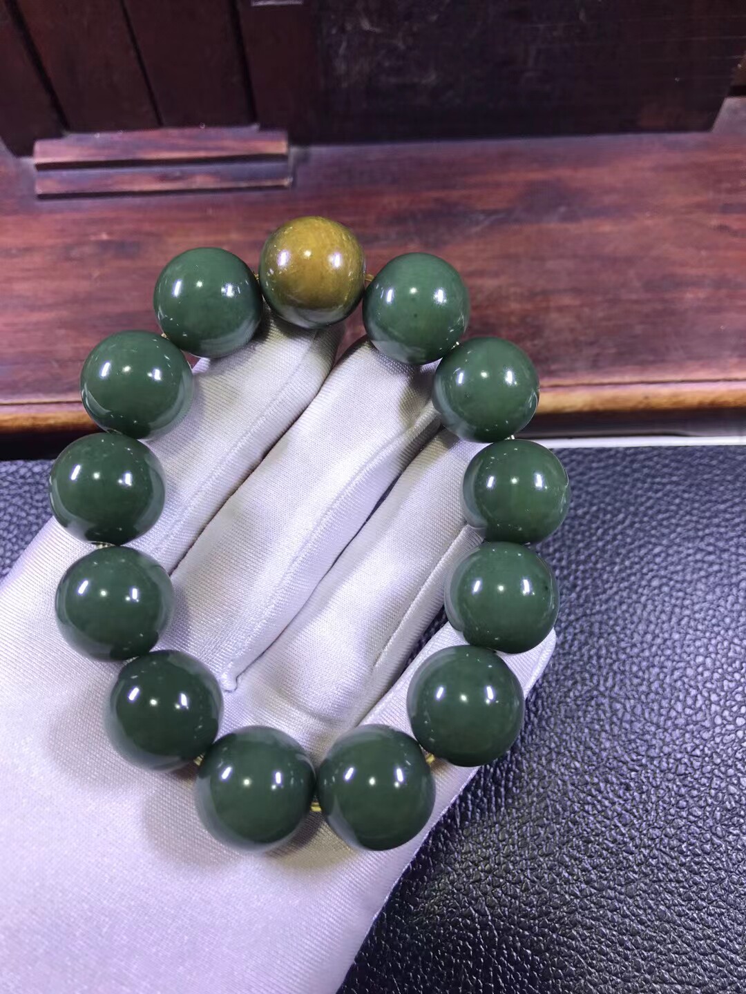 析木绿河磨玉一粒皮大手链手串重123克自家工厂生产苹果手机拍摄