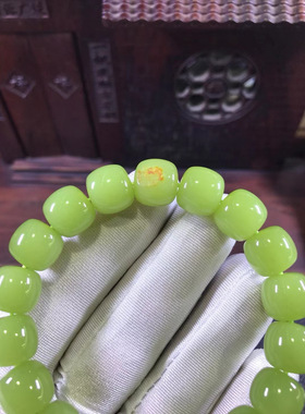 和田玉析木黄绿河磨玉椴树林一粒红沁皮老形手链57克结构均匀正品