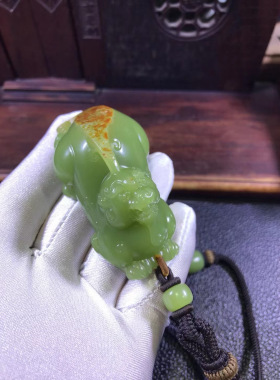 和田玉析木黄绿河磨玉画龙料貔貅手把件摆件111克厂家直销定制