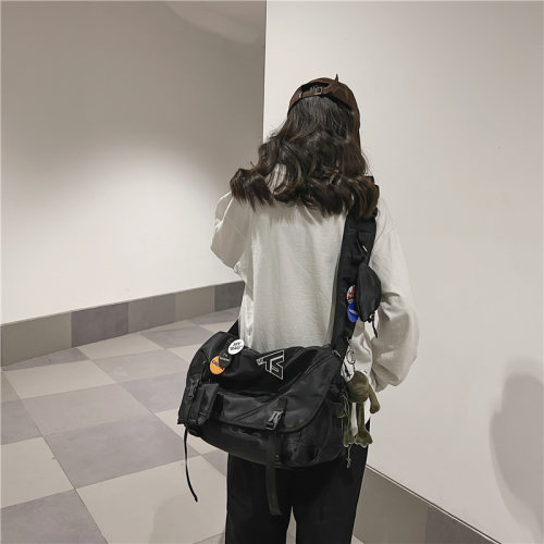 香港斜挎包男大容量学生单肩包女