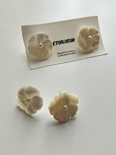The moonshine flower earrings-白贝花花耳钉