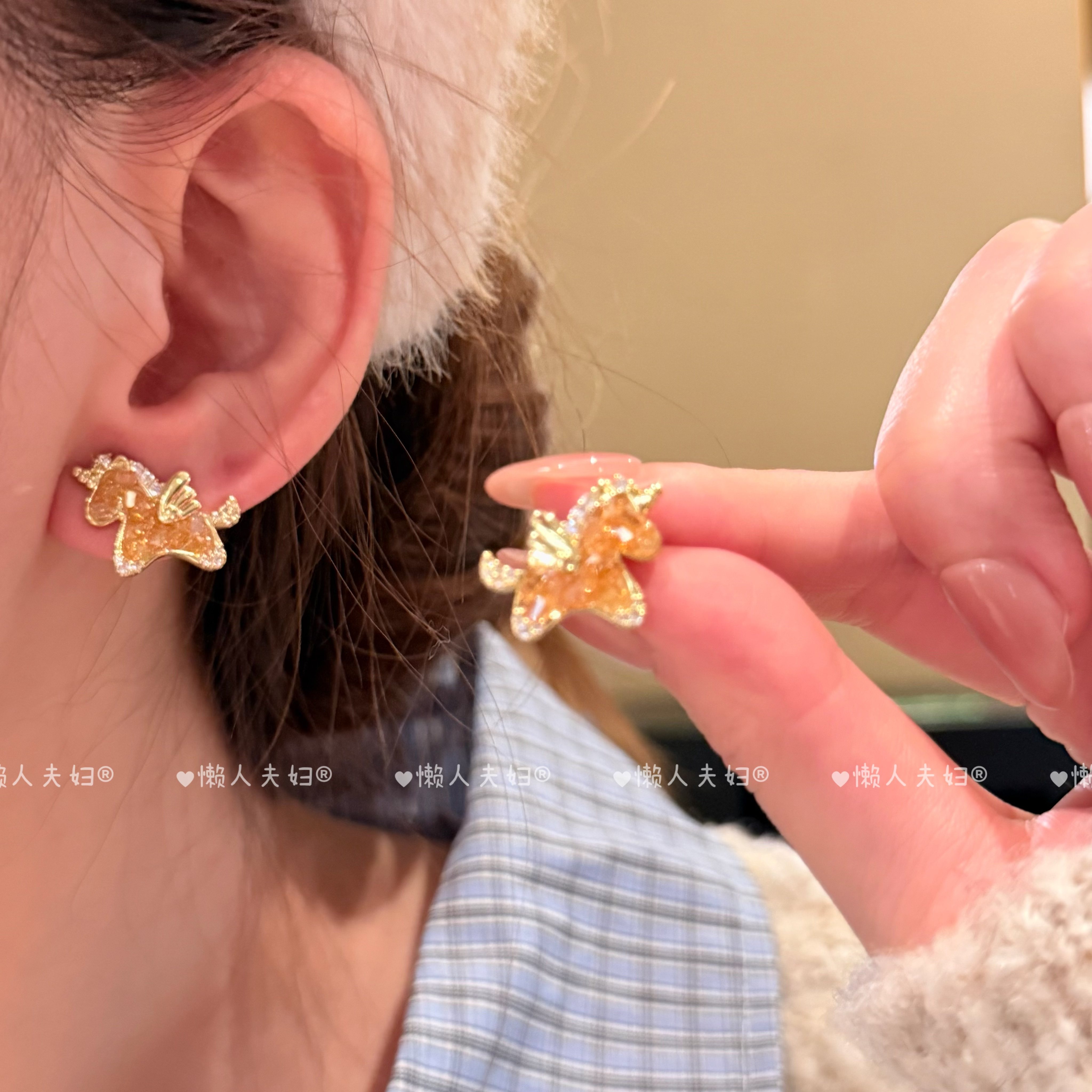 高级感香槟色精致水晶锆石小马耳钉女小众时尚气质耳饰2026年新款,饰品/流行首饰/时尚饰品新,耳钉,淘宝优惠券,粉丝福利购,淘宝优惠卷