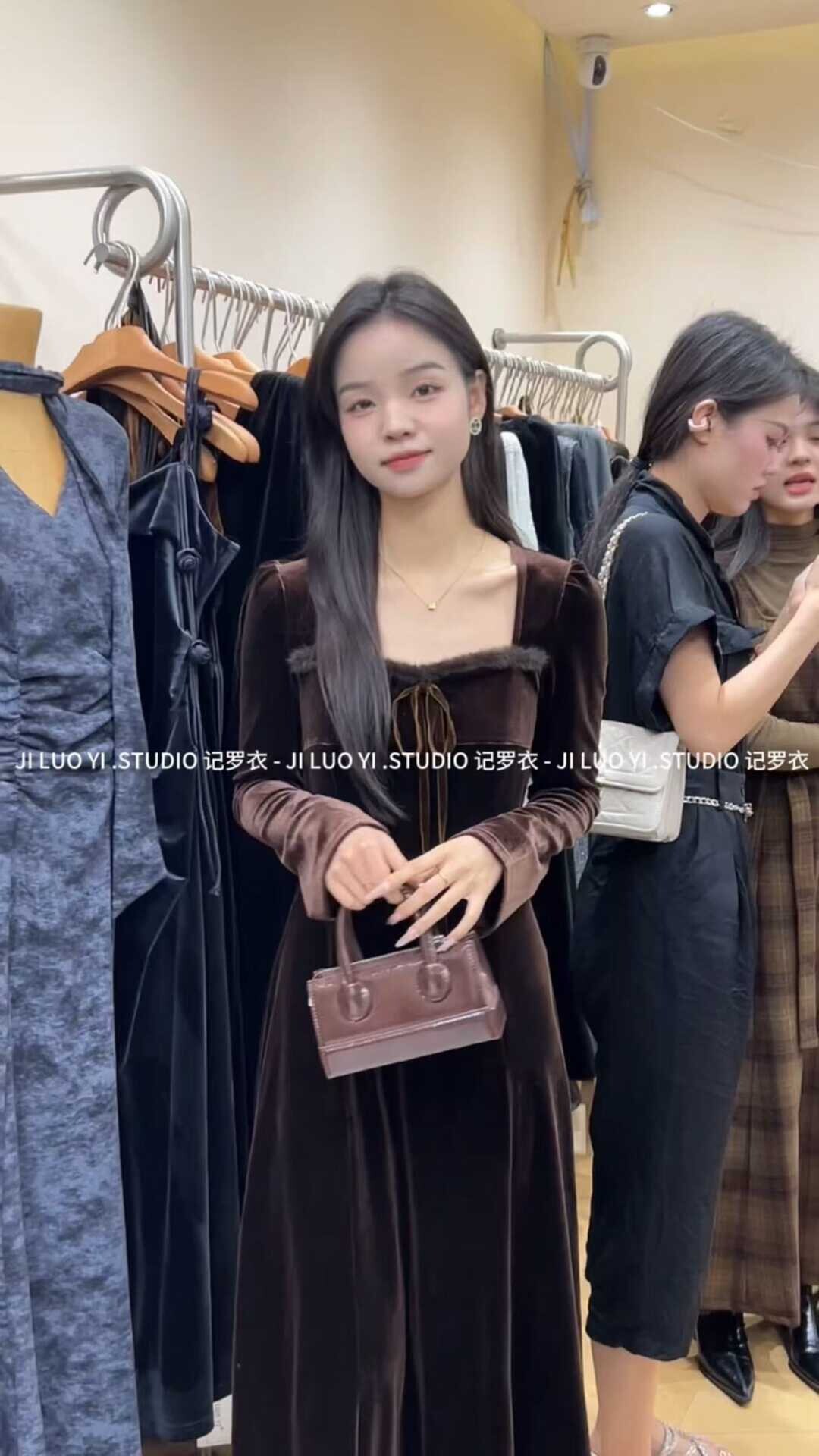 法式气质小女人方领拼毛长袖连衣裙女秋冬新款收腰显瘦丝绒长裙子