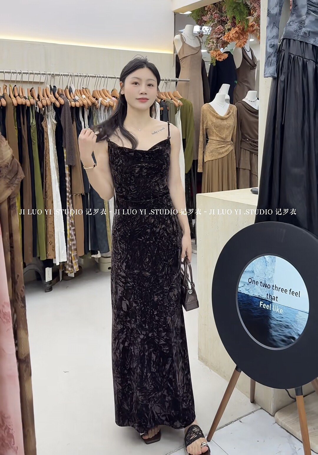 秋季新款气质优雅荡领丝绒修身吊带连衣裙女纯色淑女百搭显瘦长裙