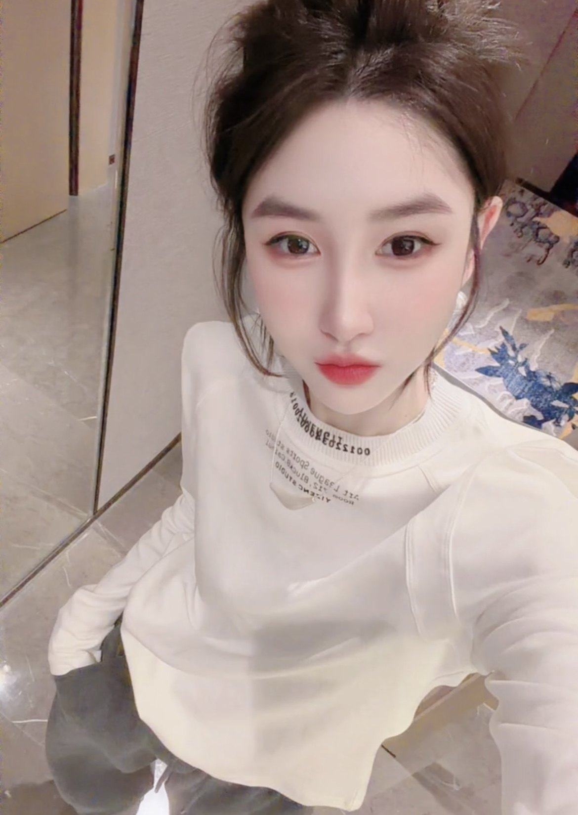 欧洲站2025冬季新款字母图案印花t恤女时尚洋气百搭长袖套头上衣