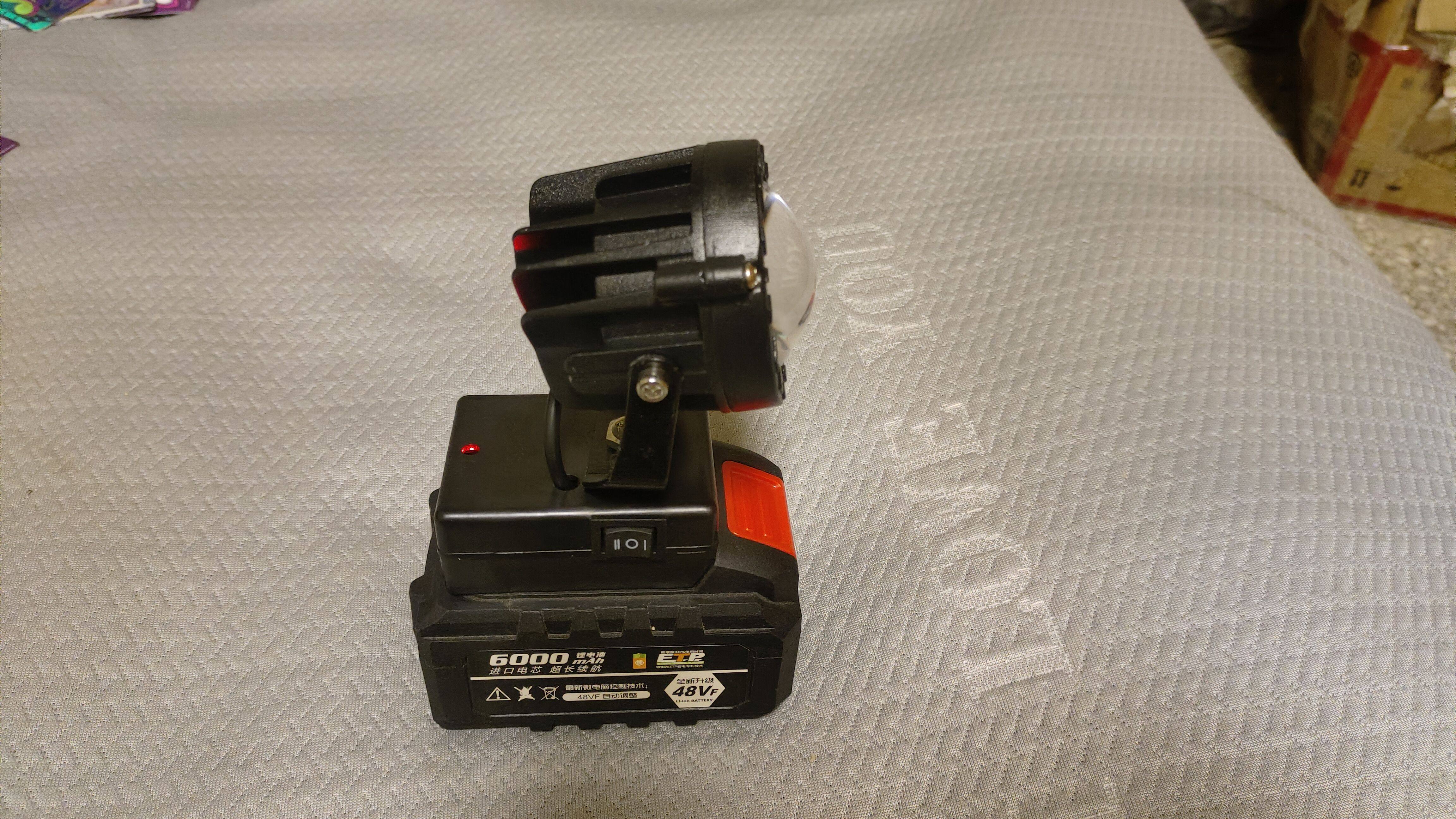 리튬 배터리 낚시 라이트 야간 낚시 라이트 레이저 대포 강한 빛 슈퍼 밝은 푸른 빛 야생 낚시 고출력 야간 조명 전갈 빛