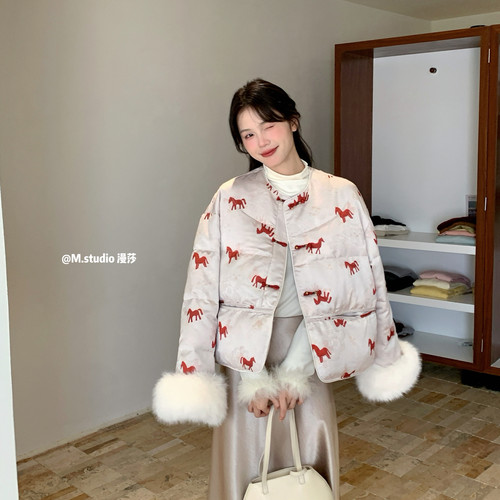 MSTUDIO漫莎-风印花撞色红保暖羽绒服外套(配人造毛袖子可拆)8002