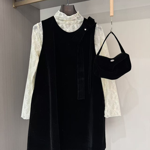 LD STUDIO亮亮家-小女人蕾丝小衫+丝绒连衣裙套装(配包)ys1-9599