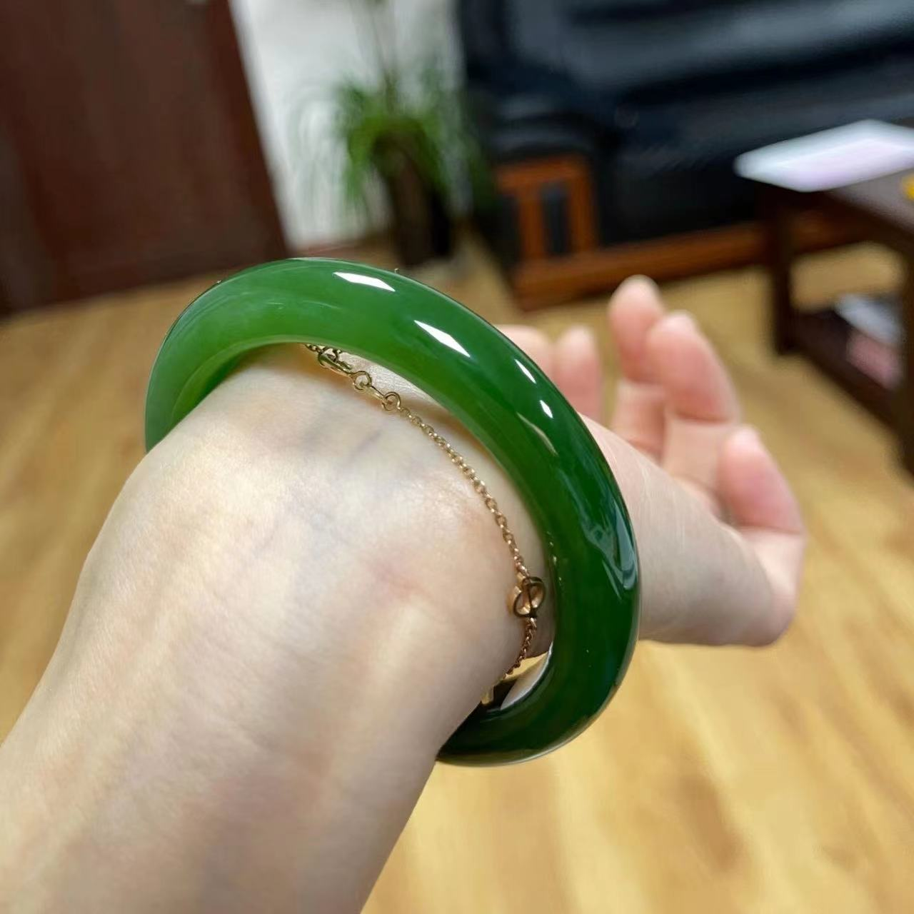 新疆菠菜绿和田玉手镯女款胖圆条年轻款仿玉镯冰种碧绿玉髓镯子