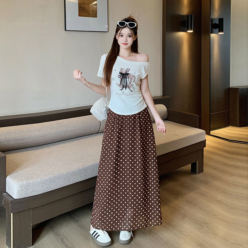 新势力时尚女装 甜美卡通印花露肩短袖T恤女高腰波点半身裙两件套