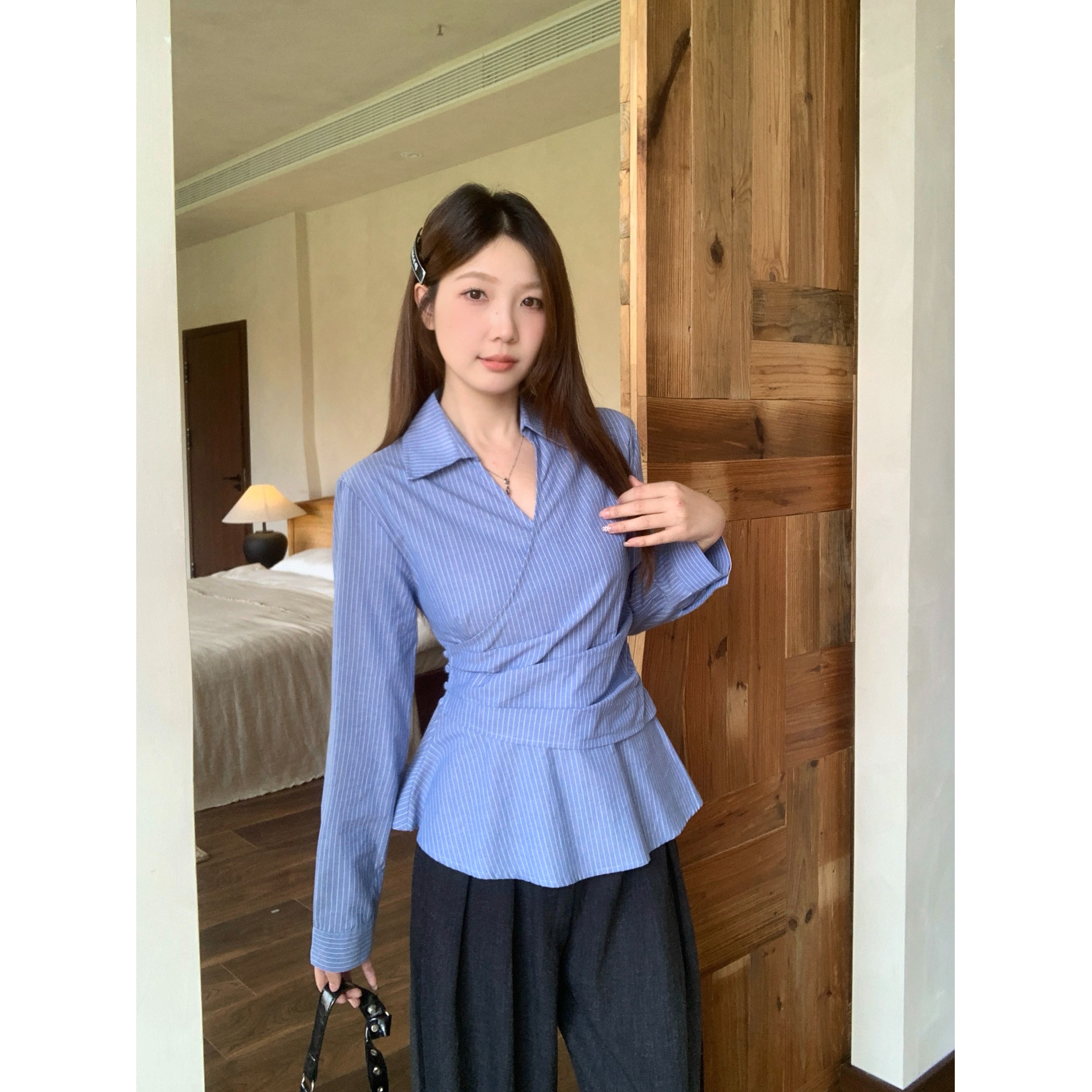 大码胖mm韩系V领交叉纽扣长袖衬衫女早秋新款气质掐腰显瘦上衣潮