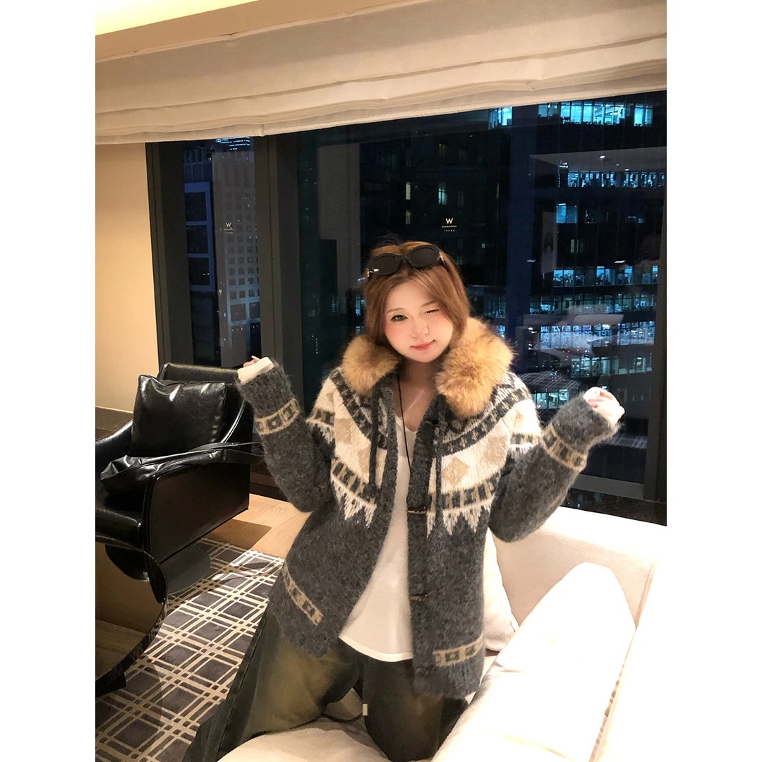 新势力时尚女装 时髦牛角扣毛领连帽毛衣外套女加厚针织开衫上衣