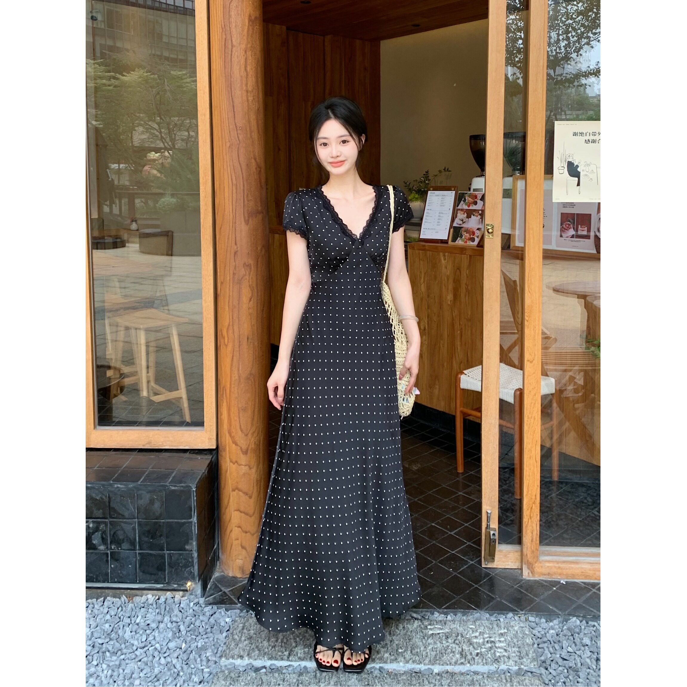大码胖mm甜美V领蕾丝拼接波点连衣裙女巨好看掐腰显瘦气质小黑裙