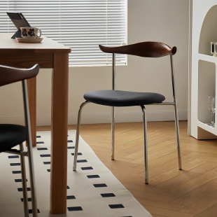 北欧家用餐椅可叠放实木靠背椅设计师复古羊角椅休闲化妆椅咖啡厅