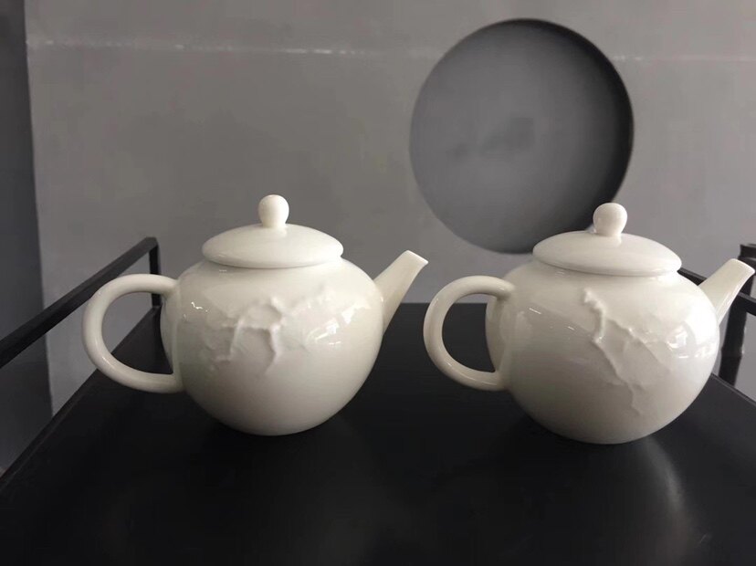 台湾正品敦睦窑浮雕雕刻松竹梅小茶壶落款敦睦窑