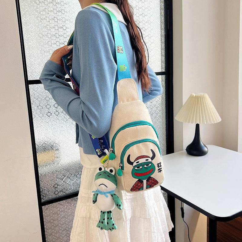 小胸包女2024新款潮帆布ins时尚运动腰包跑步百搭斜挎网红卡通包