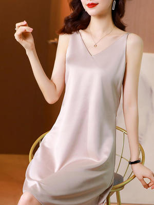 V领吊带连衣裙女夏季外穿宽松醋酸缎面中长款内搭打底白色背心裙