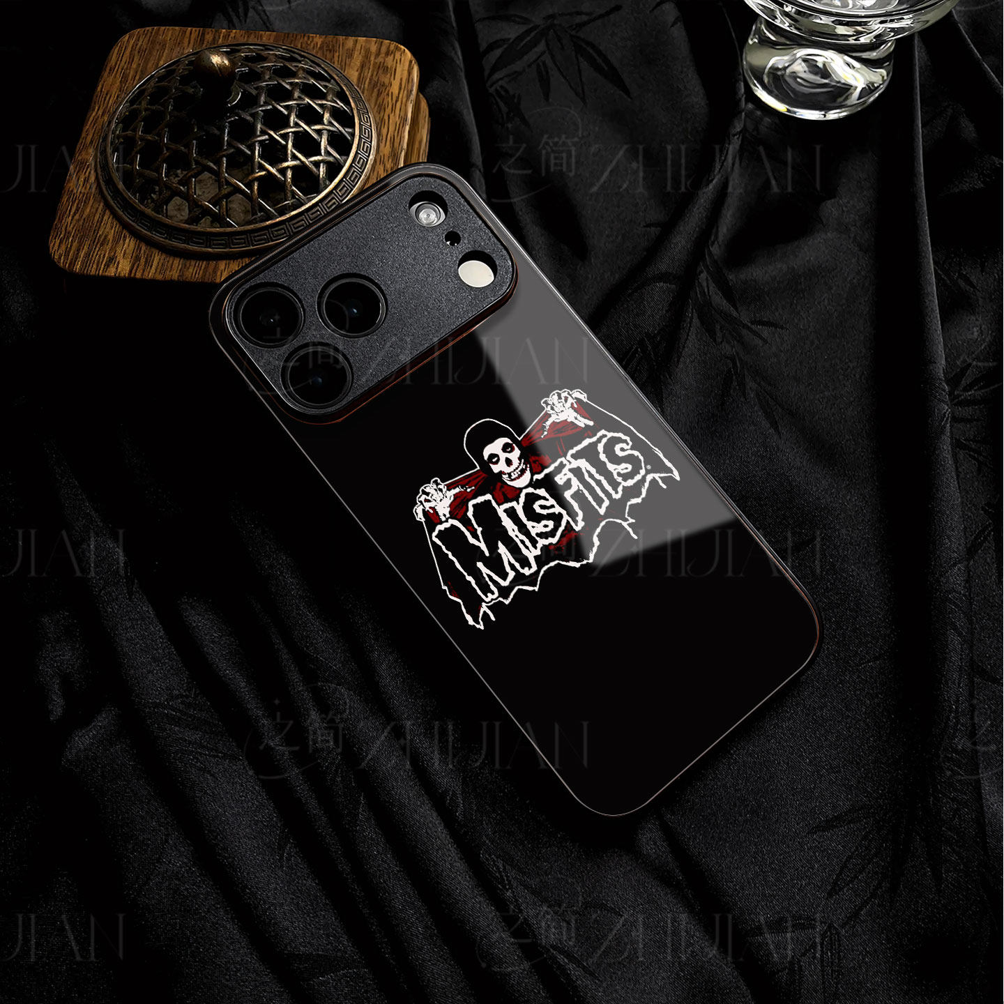 Misfits骷髅标磁吸磨砂黑框玻璃手机壳适用苹果iphone17promax华为荣耀300至尊VIVOY300一加ACE5竞速版荣耀30