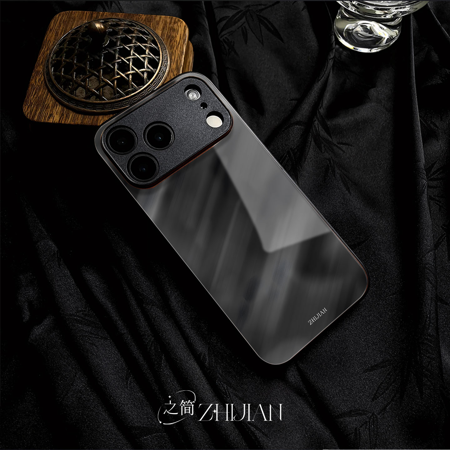 之简ZHIJIAN《暗黑模糊》玻璃亮面磨砂手机壳新款小众不撞壳适用苹果17promax荣耀400PROVIVOY78PLUS红米NOTE