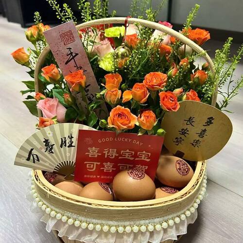 手提鲜花篮鲜花婴儿宝宝