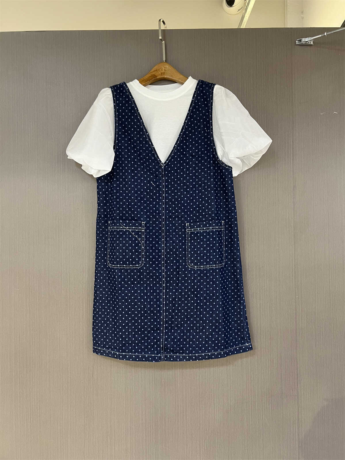 韩国22SU1800时尚V领小个子波点牛仔连衣裙+泡泡袖T恤减龄两件套