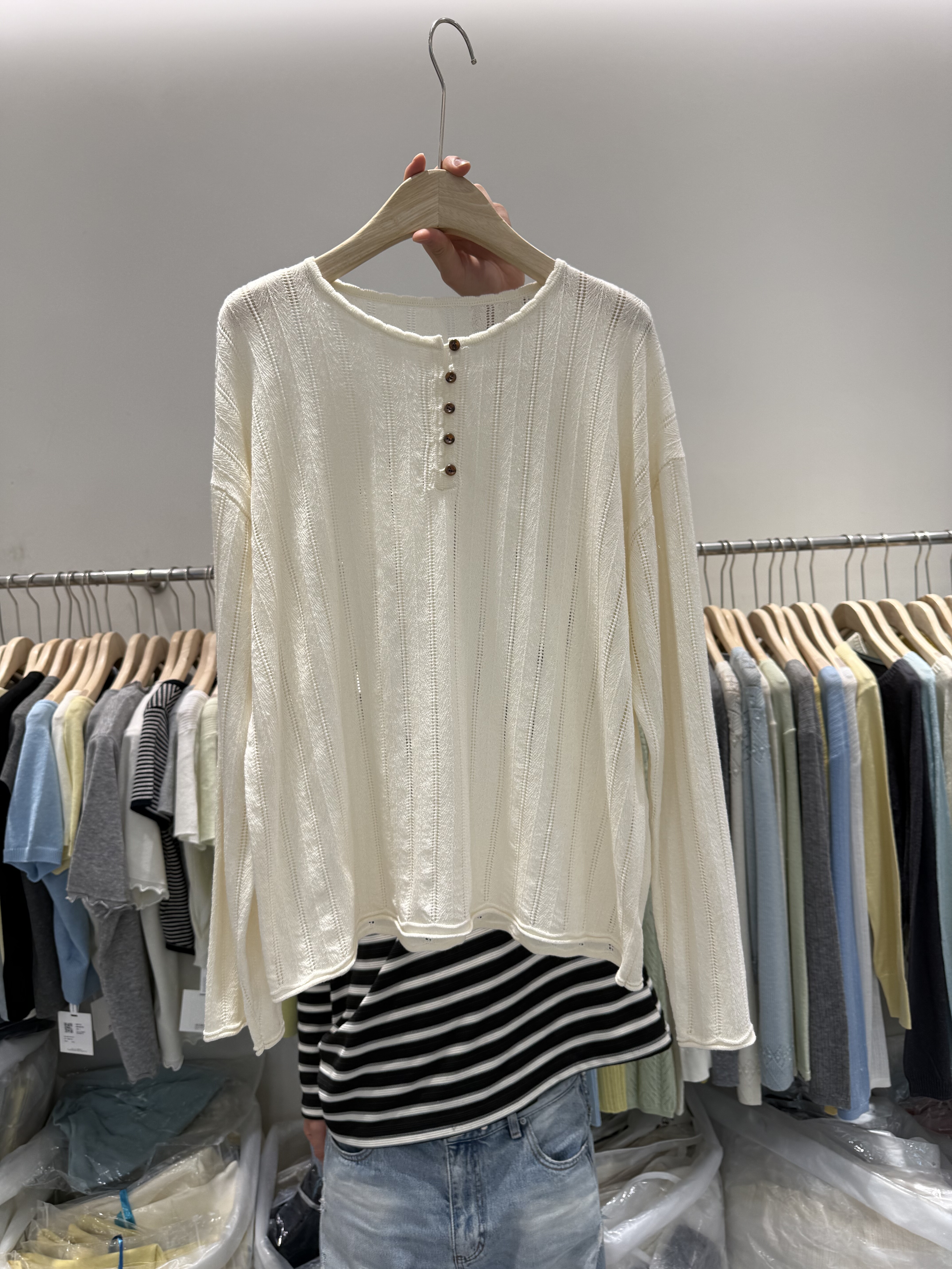 欧货时尚高级感宽松显瘦缕空长袖绵羊毛半系扣针织羊毛打底衫上衣