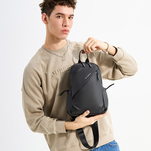 斜挎包2026新款大学生男生单肩包高级感青少年外出小背包防水胸包