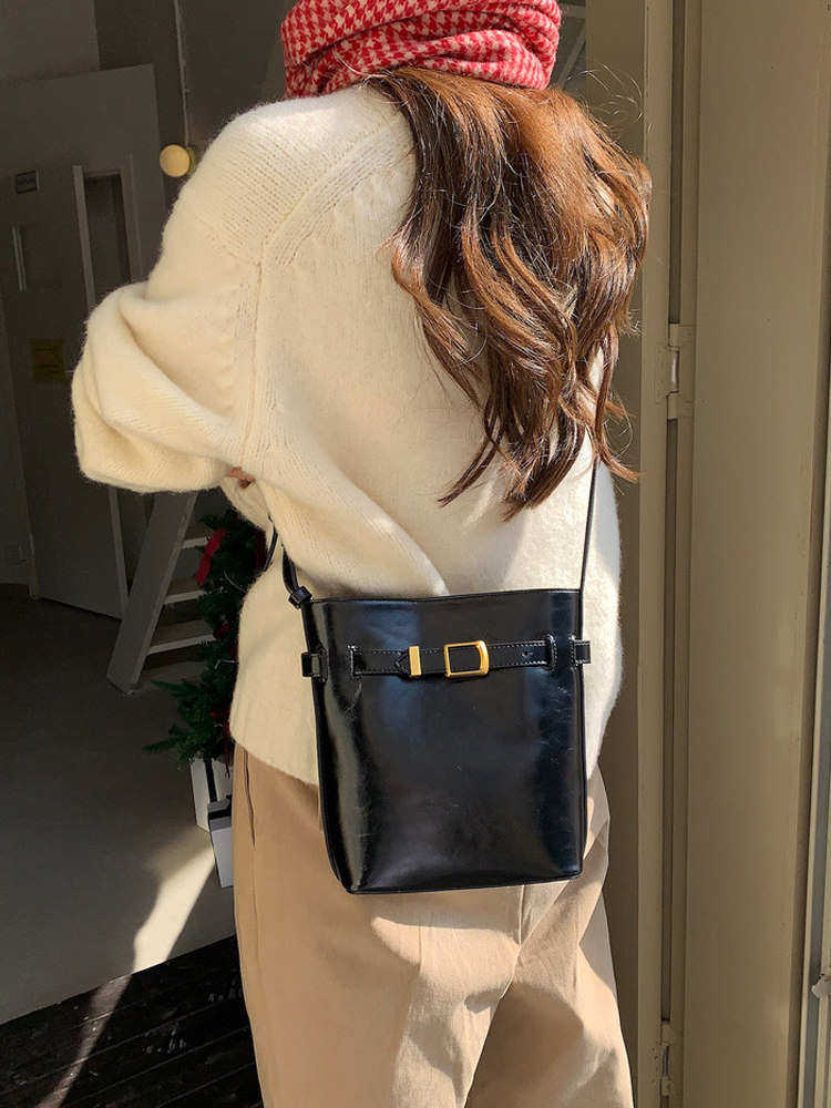 2024新款韩国小众油蜡皮简约小水桶包 复古单肩斜挎休闲小包包女,箱包皮具/热销女包/男包,水桶包,淘宝优惠券,粉丝福利购,淘宝优惠卷