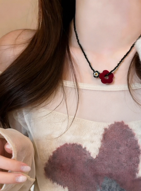 甜酷风姜妍同款丝绒花朵项链女小众设计春夏配饰串珠吊坠锁骨颈链