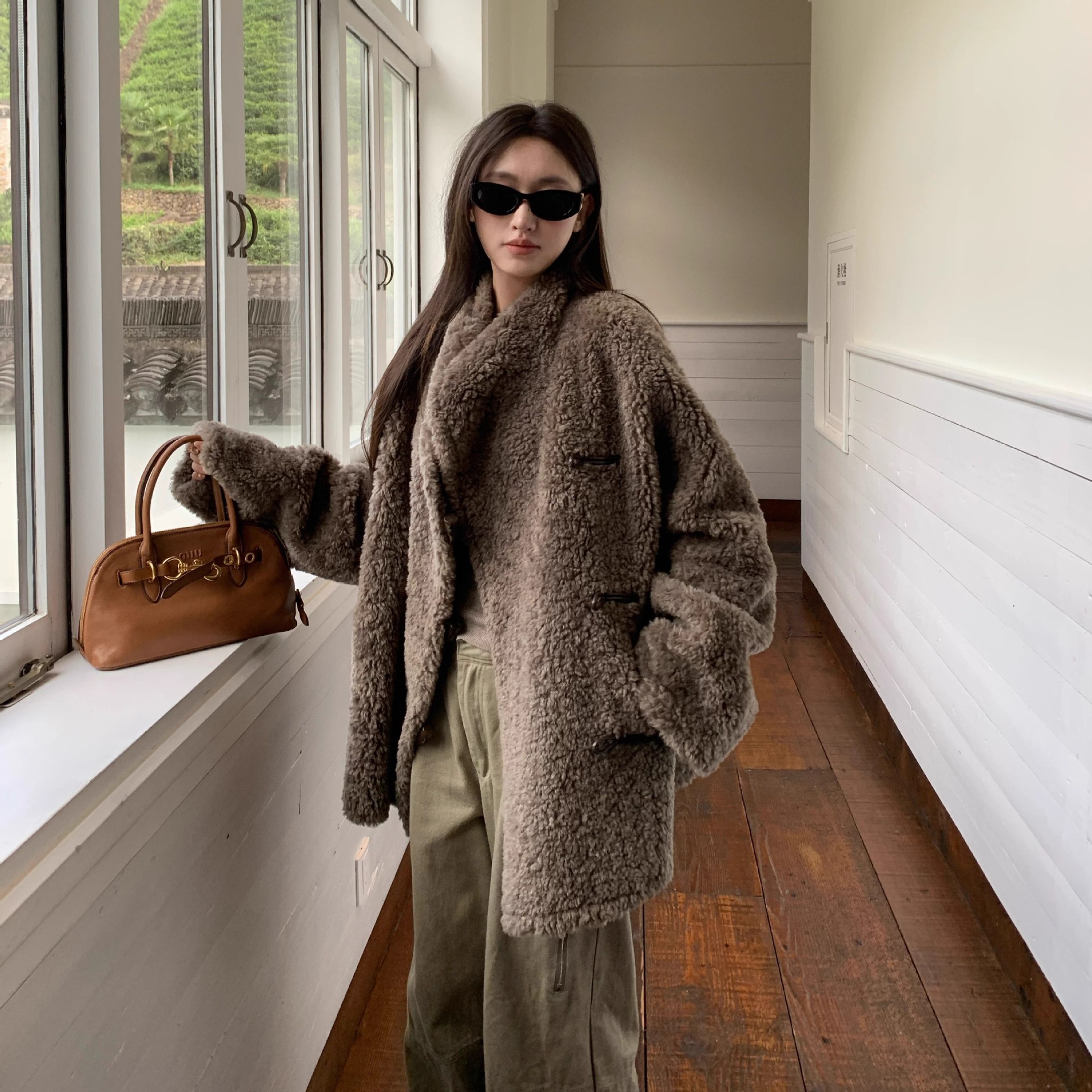 冬日诺丁山网红款双面穿仿羊羔毛麂皮牛角扣皮毛短外套女时髦保暖