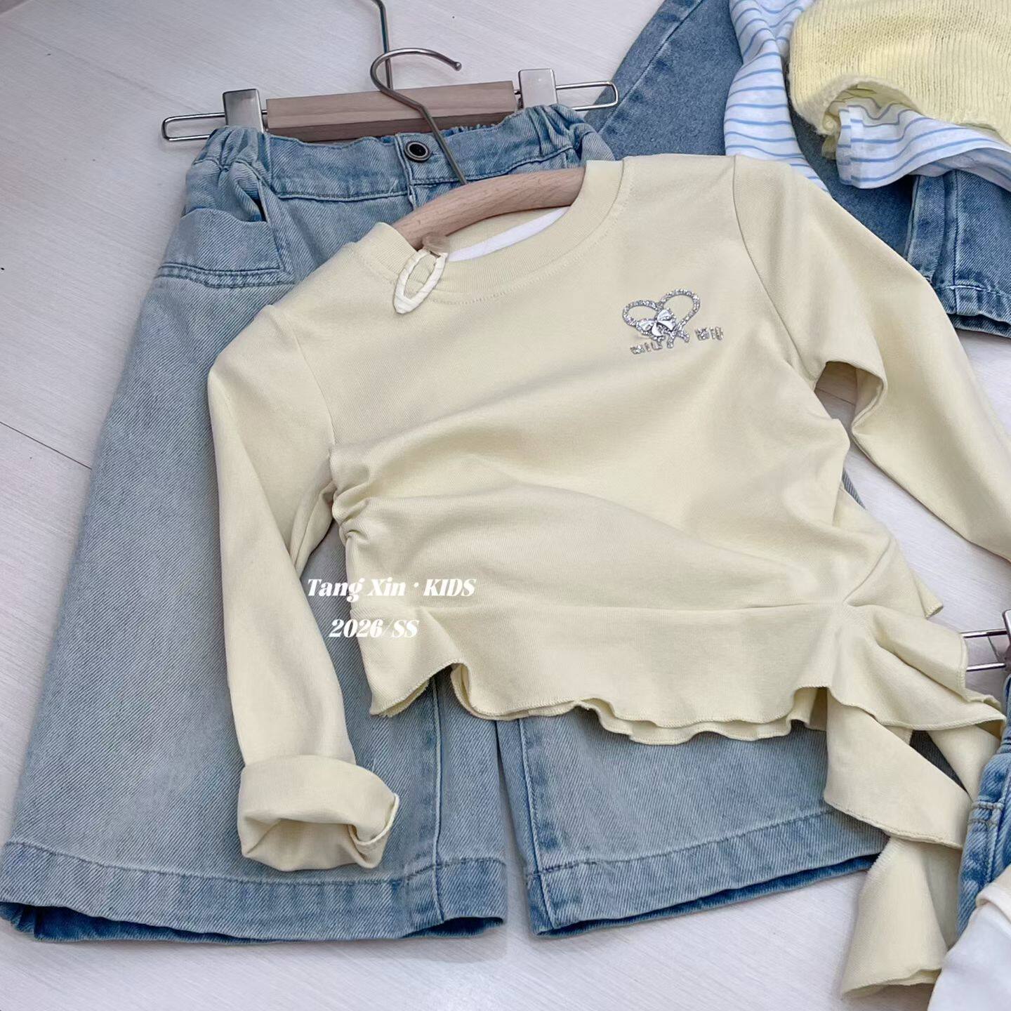 女童洋气不规则辣妹T恤2026春款小童韩版时髦修身百搭长袖打底衫