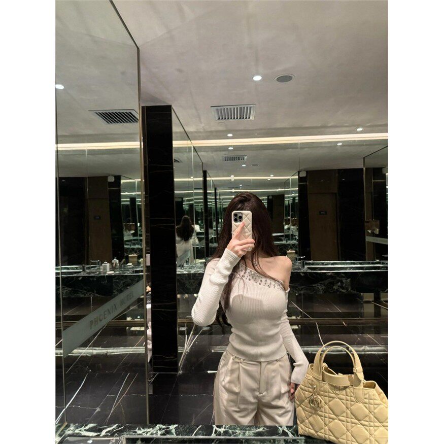白色斜肩针织衫女秋冬季