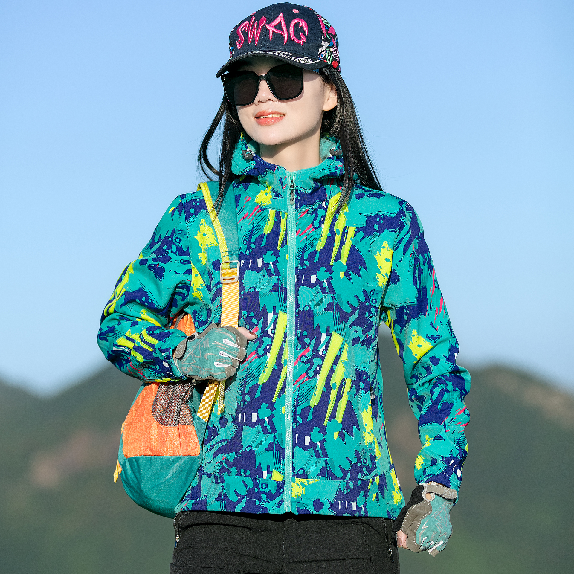 秋冬季软壳衣加绒迷彩冲锋衣户外女式防风防水一体复合绒修身外套